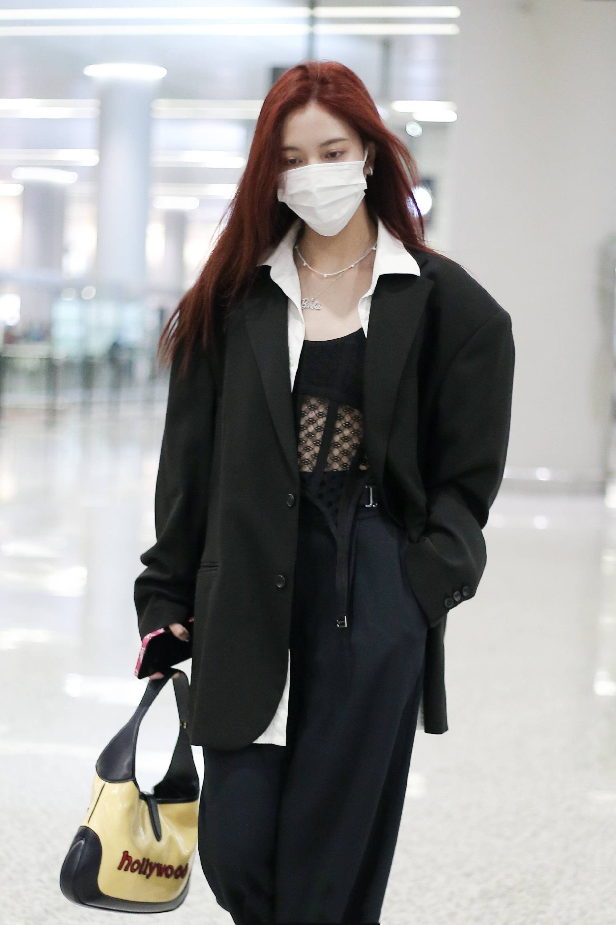 原创被宋妍霏一身黑惊艳到西装配蕾丝捂得严实也遮不住好身材