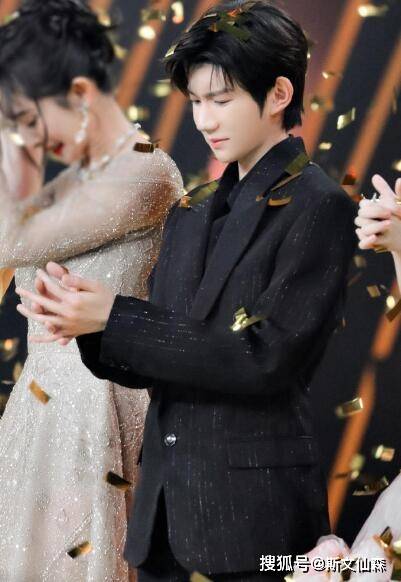 原创王源都21岁了杨幂和杨紫还把他当小孩当面相互捡胸口的礼花