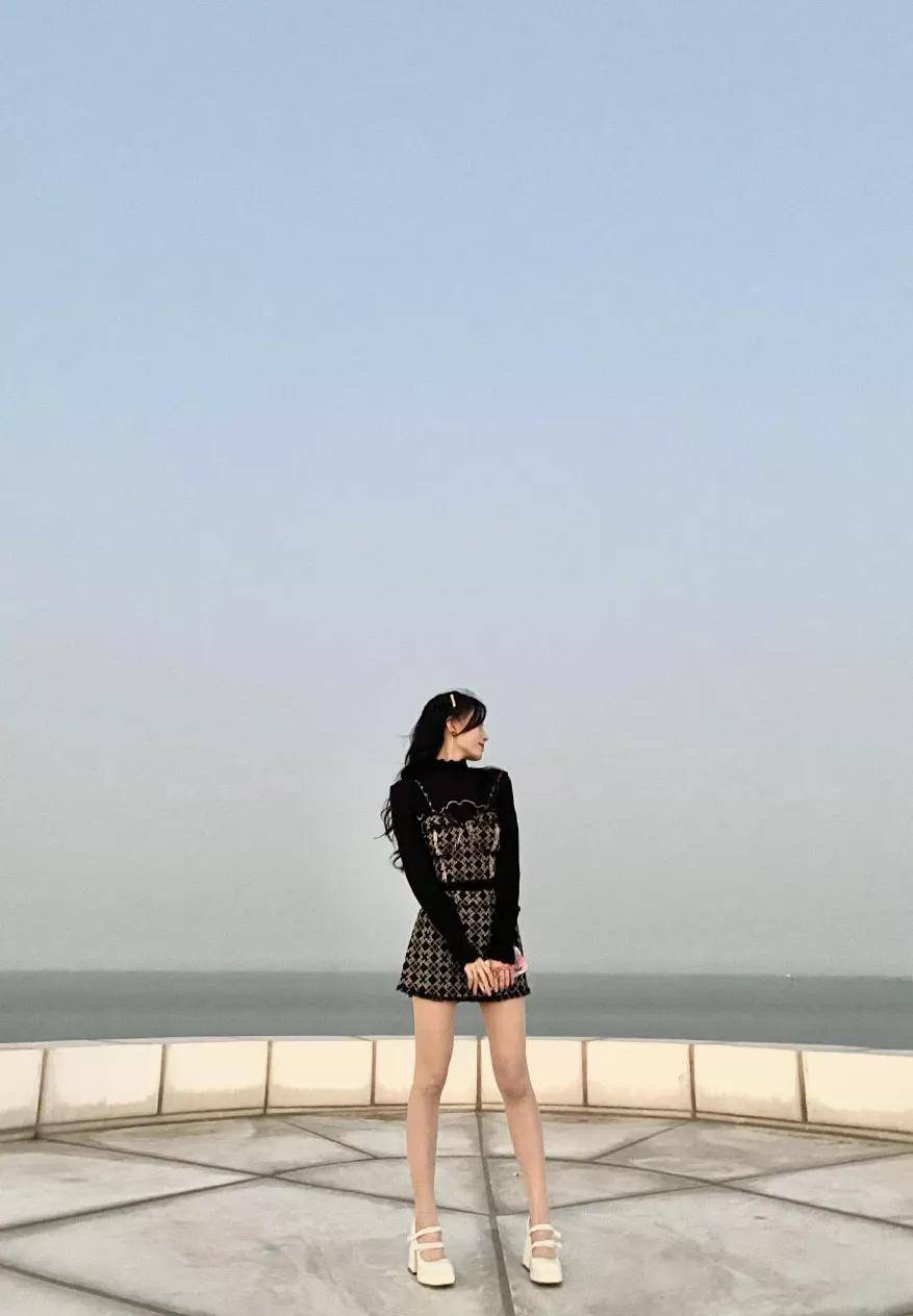 他将她的腿分至最开 拉起裙子就做