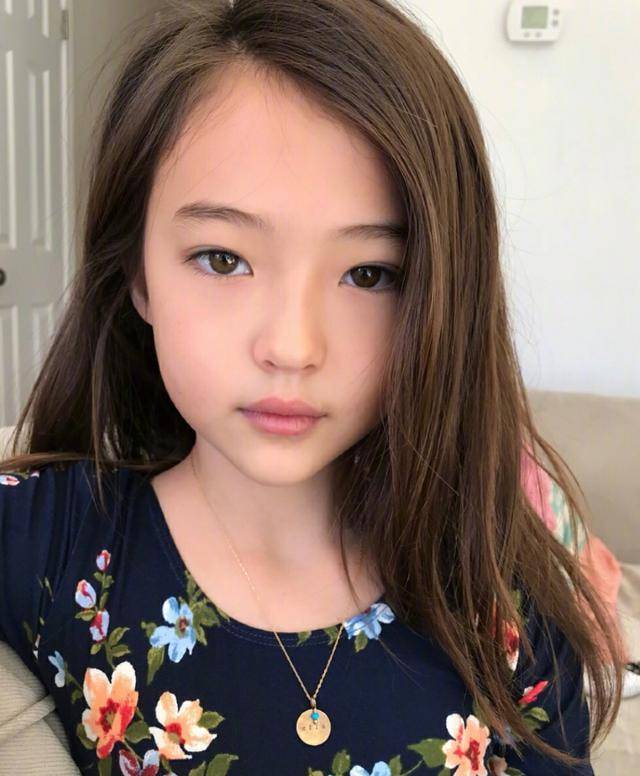 11岁混血童模护肤视频曝光,用天价面霜还刷酸,一桌大牌价值上万_ella