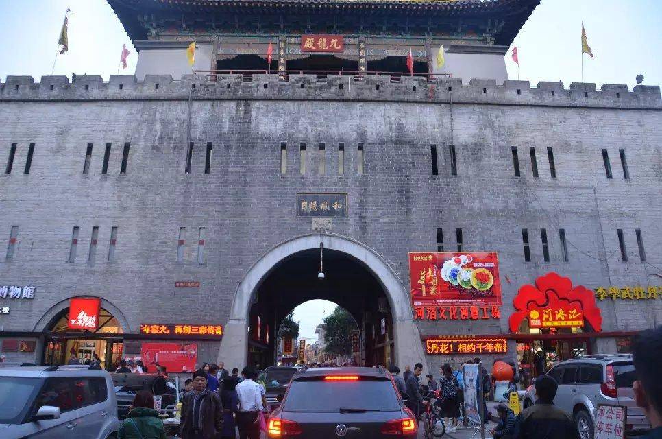 河南洛阳丽景门：隋唐时期的著名建筑，如今成为美食一条街