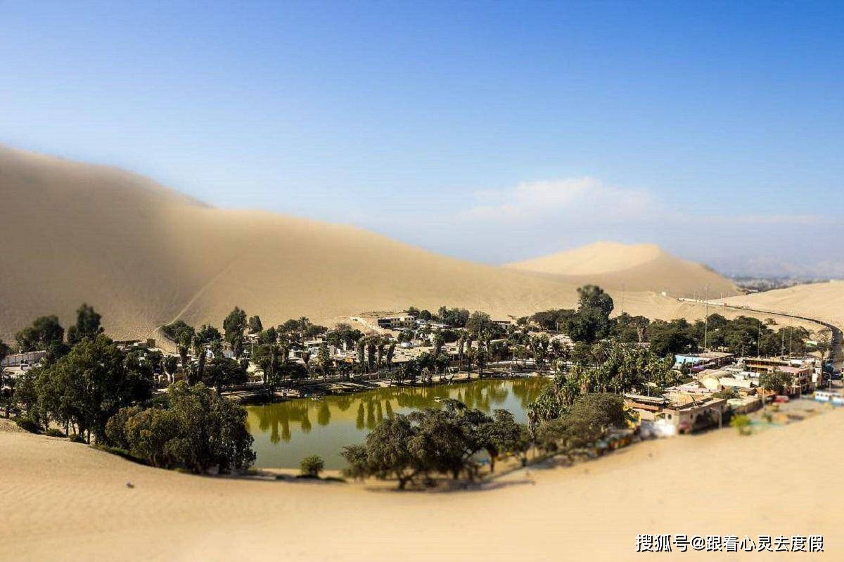 中国最大的沙漠，竟藏有一个2万人的镇，旅游业在这里风生水起