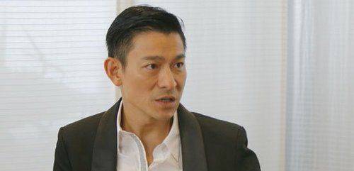 在一次综艺节目上,杜汶泽发表了与社会事实不符的言论,被陈百祥当众