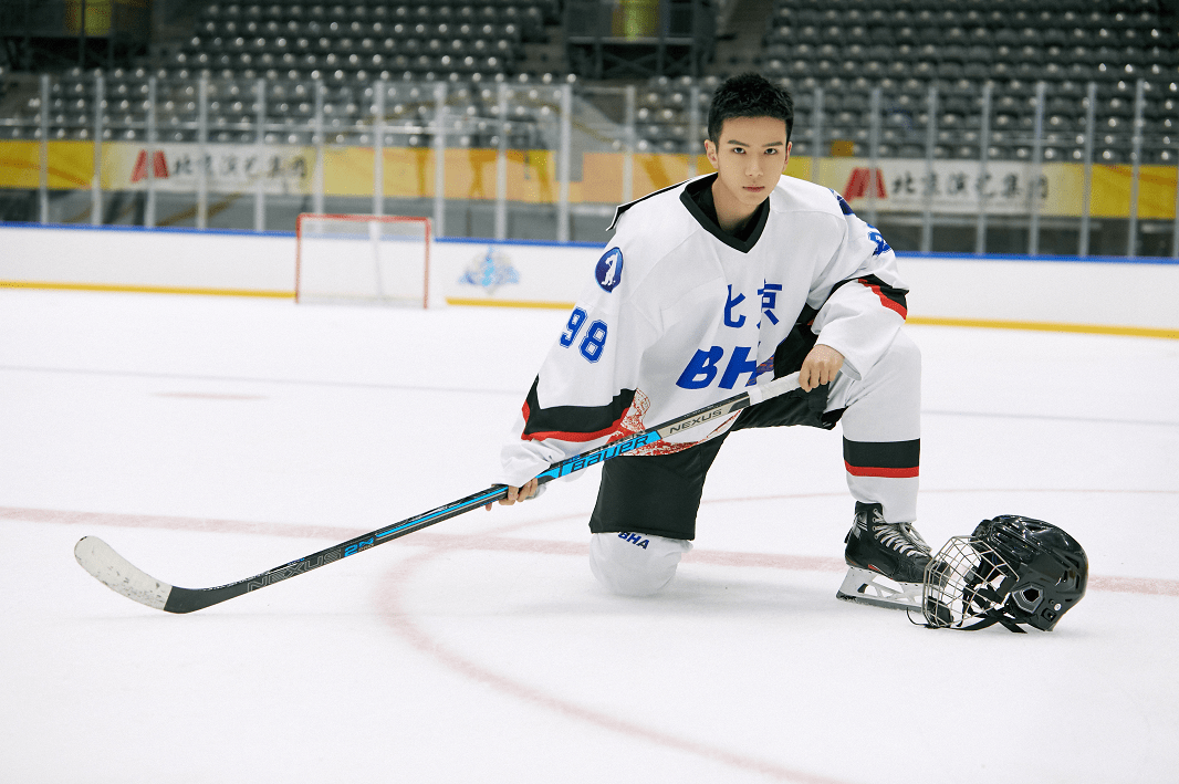 这也是他第一次走进了国家体育馆,今天也是为冬奥会项目冰球运动做