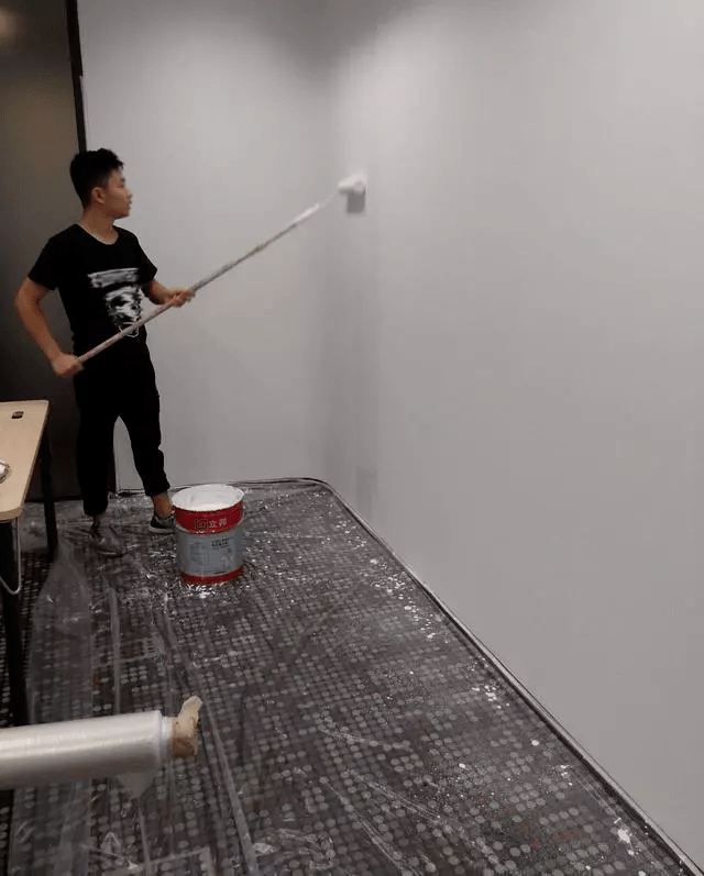 墙面乳胶漆,"喷涂"好还是"滚涂"好?很多工人做错了,被坑了