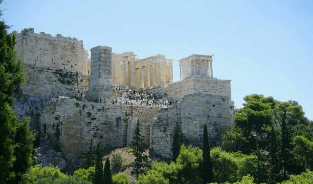 希腊卫城建筑有何特点？在当时的古希腊有着怎样的地位？