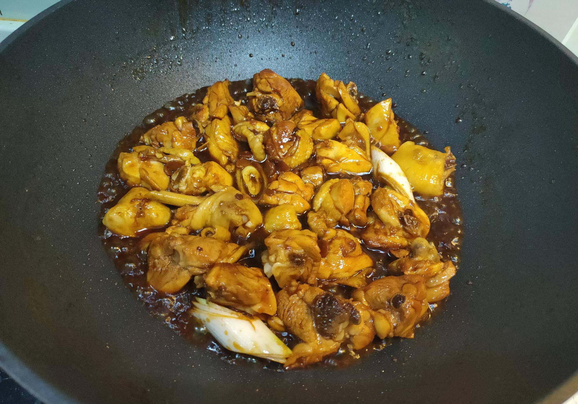 炒鸡肉时，先焯水还是直接炒？大厨教你正确做法，鸡肉软嫩不发柴