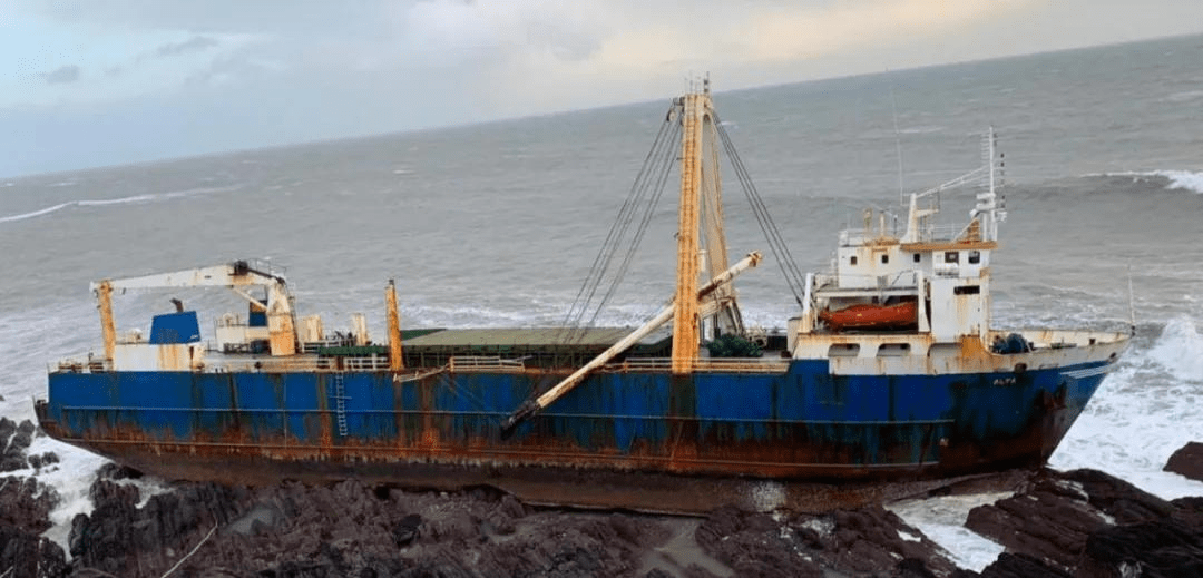 一艘命途多舛的货船遭遗弃搁浅一年多船顺船舶动态查询