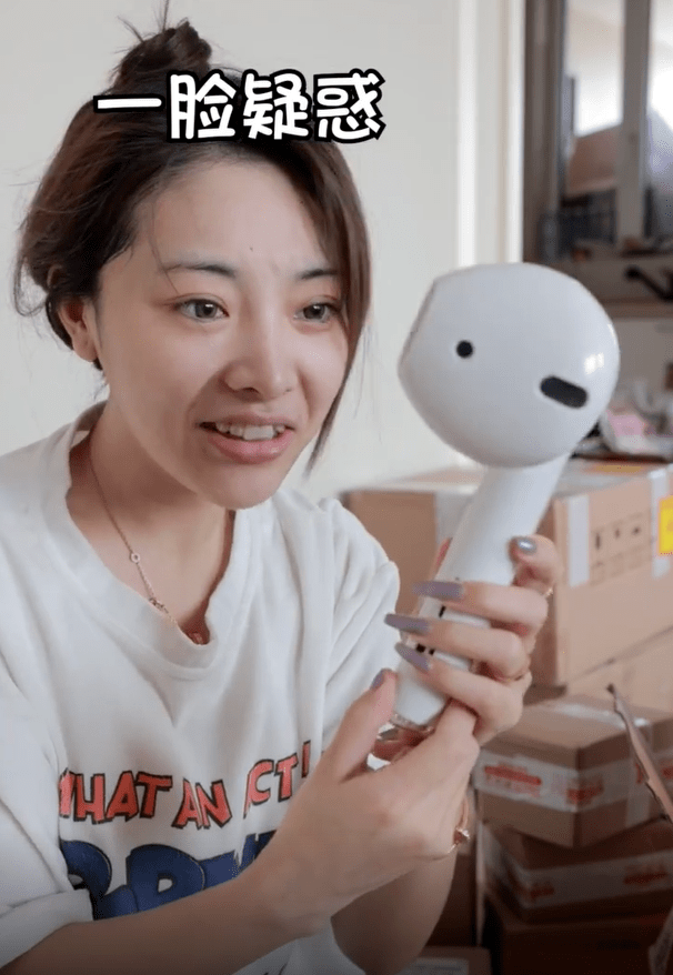 网红温精灵素颜出镜狂吃东西,吃辣条后牙齿变黑像豁牙,嘴角辣椒油醒目