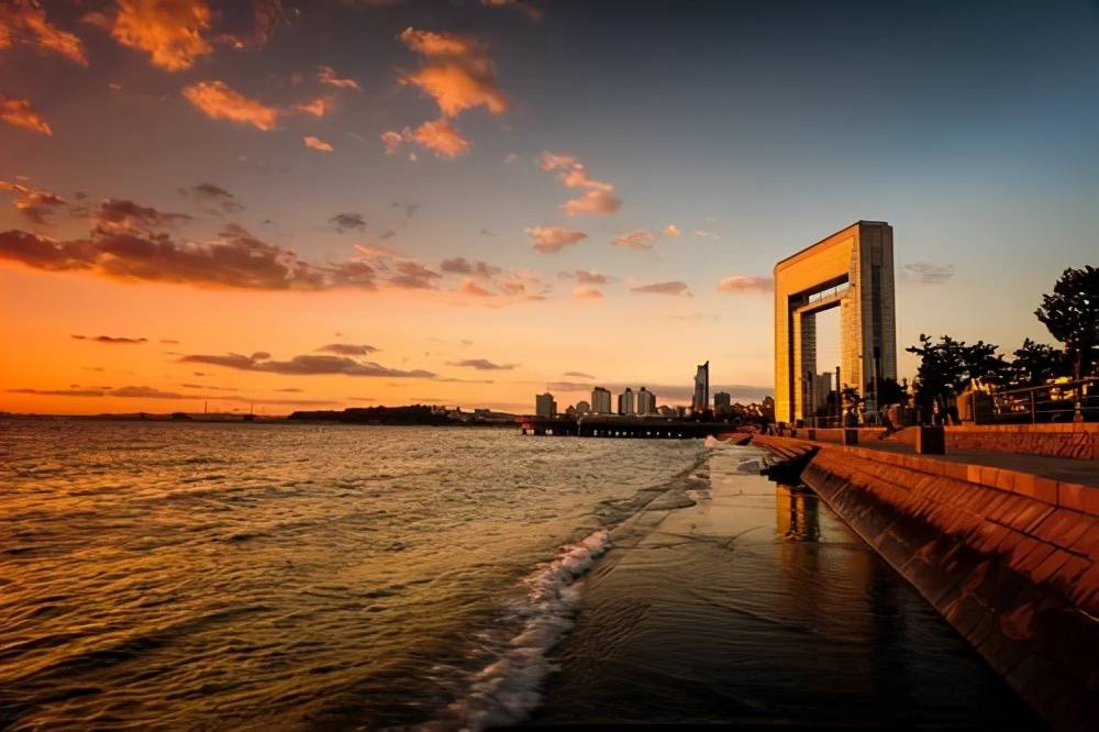 原创山东一绝美三线小城:临海又宜居,人均gdp10万房价1.3万