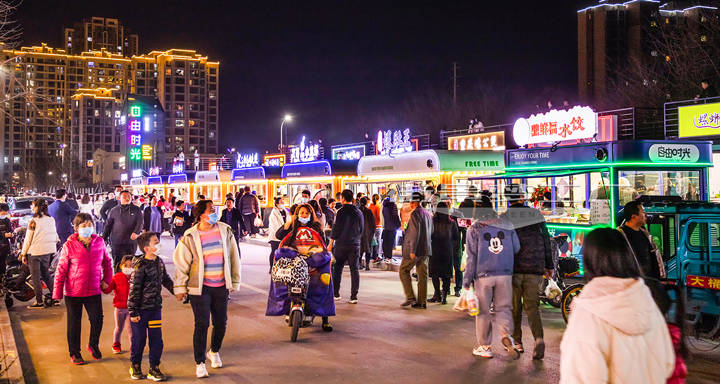 潍坊夜经济迈入20时代歌尔自由时光魅力街区夜市开街人气爆棚