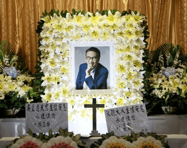 周星驰现身吴孟达灵堂吊唁,网友:星星出来的那一刻就哭了