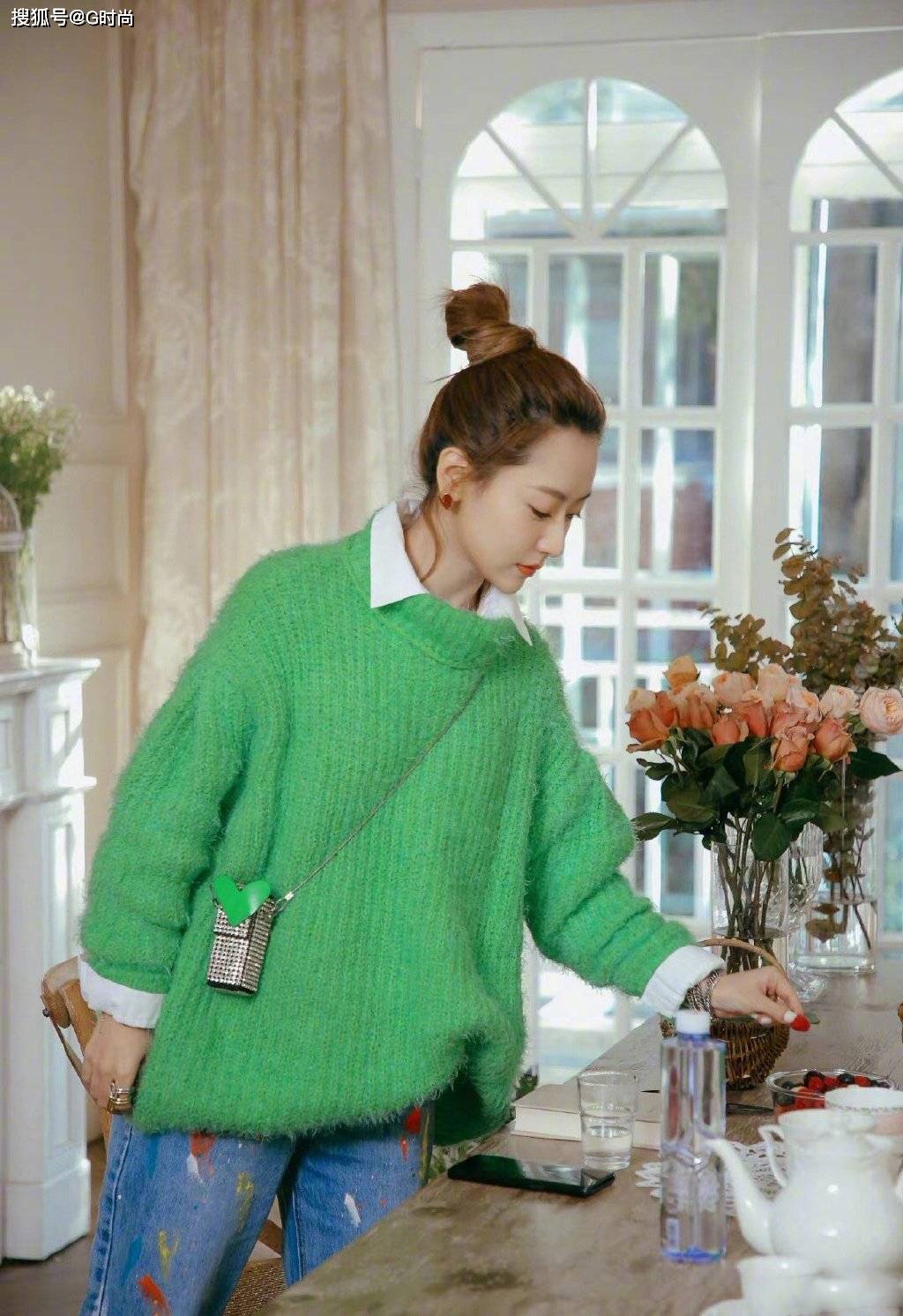 白冰身穿绿色帽子搭配俏皮丸子头,清新淡雅