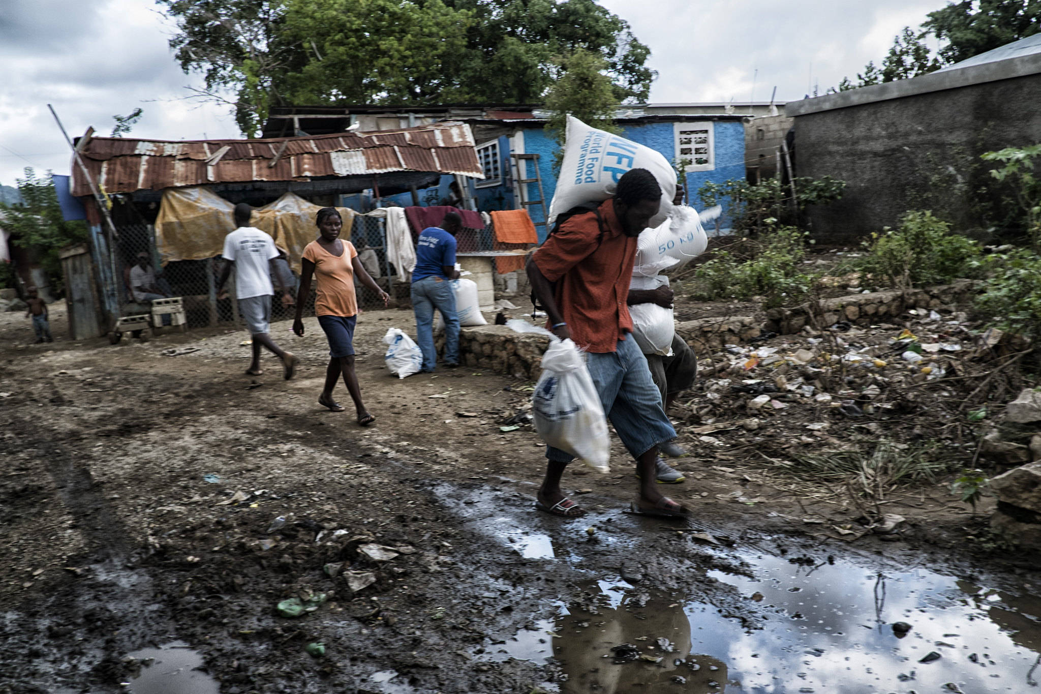 穷到吃土的海地:黏土做成饼干售卖,没钱时穷人靠它来充饥