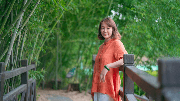 许翎,1992年8月工作,本科学历,中共党员,长期担任高