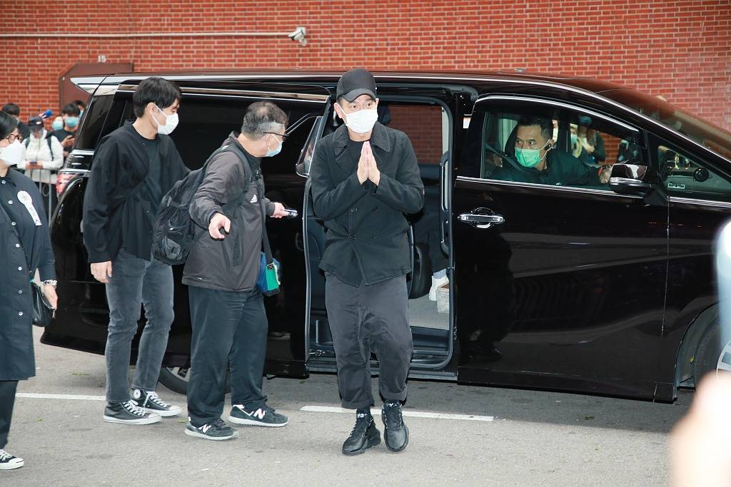 周星驰现身吴孟达灵堂头戴黑帽低头沉默不语