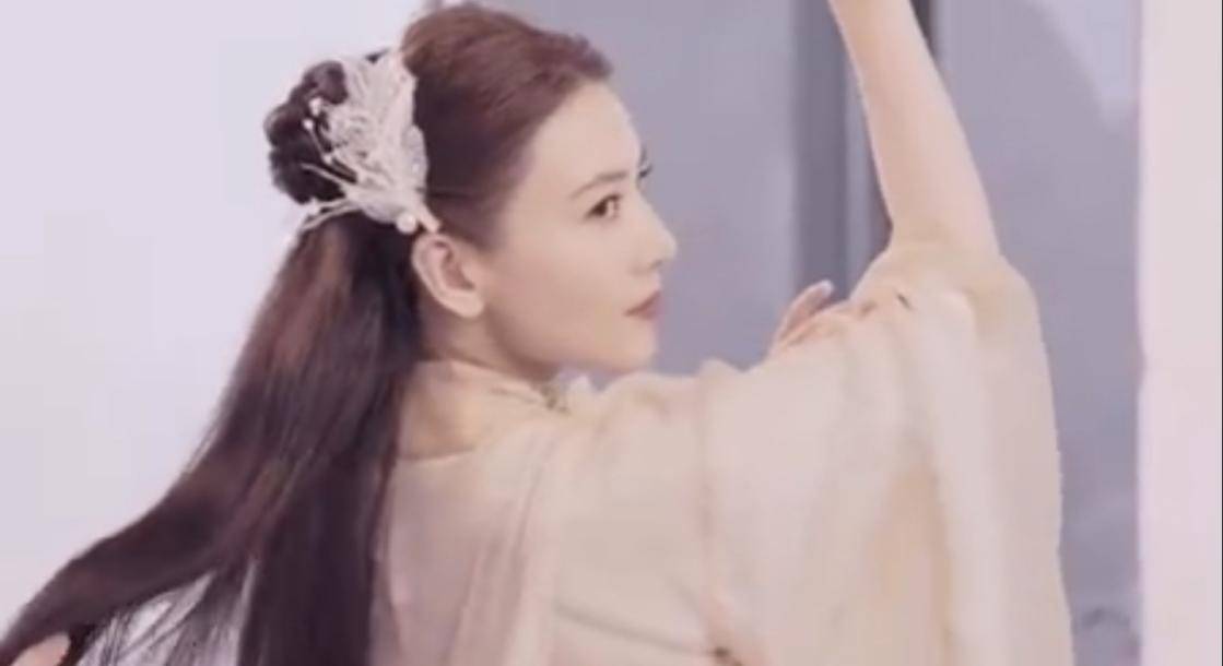 41岁高圆圆古装似少女 裸色纱裙犹如人间仙女 网友 梦回周芷若 观众