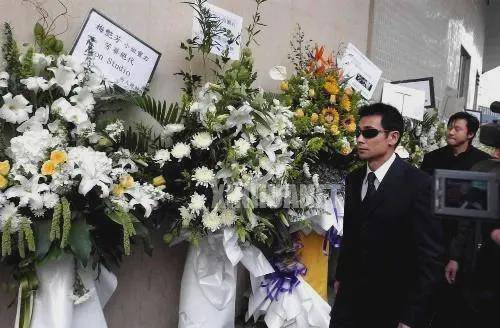 香港艺人葬礼扶灵吴孟达无扶灵翁美玲泪目陈百强感人