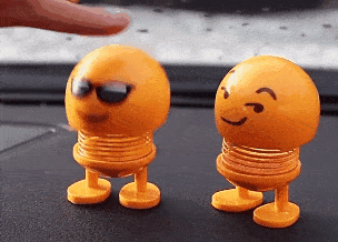 像是车载摇头娃娃成精,看多了还容易晕.