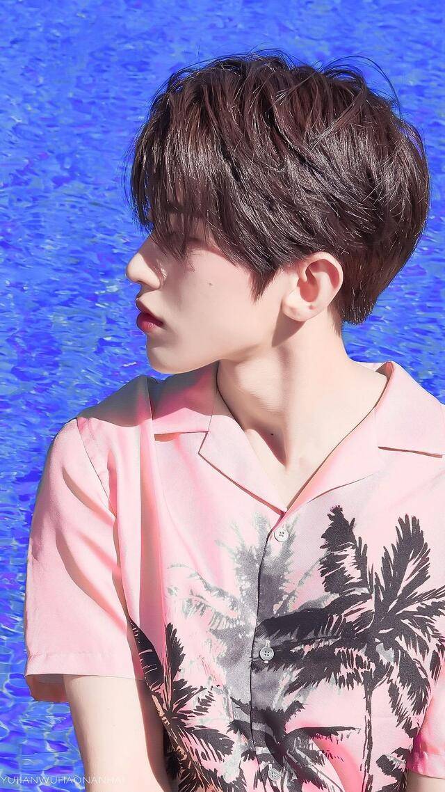 蔡徐坤壁纸:我喜欢你笑起来眉眼弯弯,更喜欢你舞台上炸裂的台风