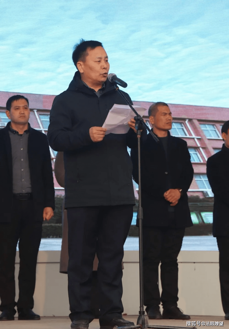 临沂一中初中部临沂第三十一中学举行中考百日誓师升旗仪式
