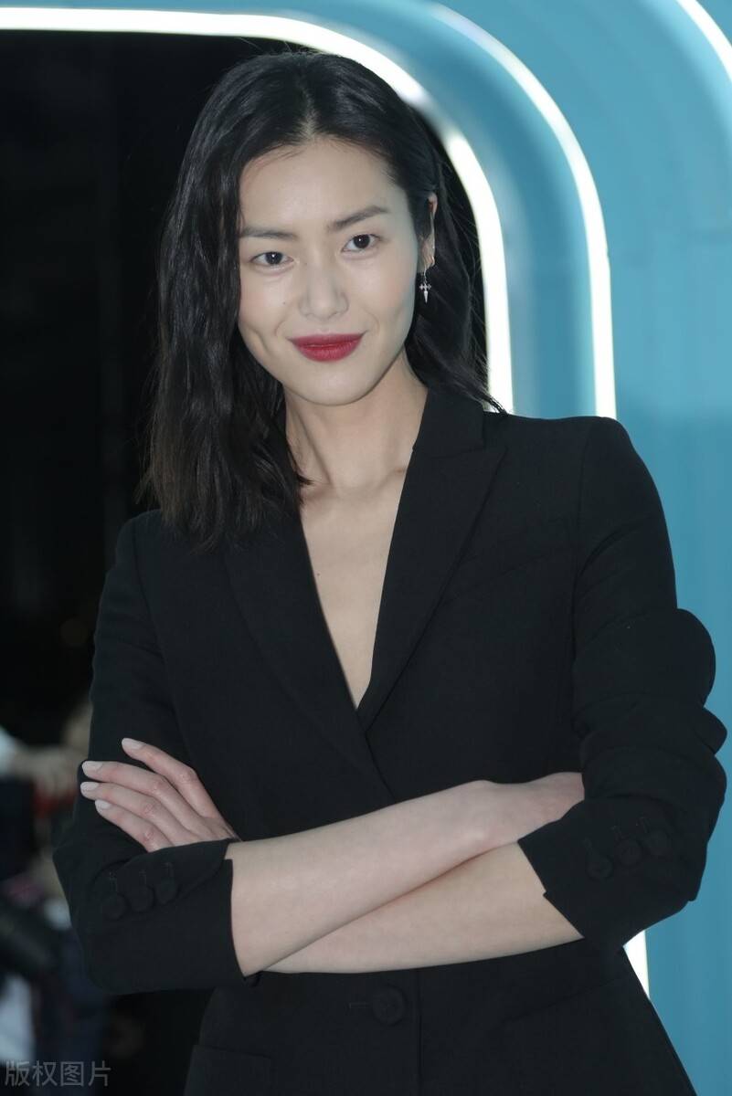 刘雯真空拍大片黄金比例身材超辣趴着秀s型曲线小蛮腰吸睛