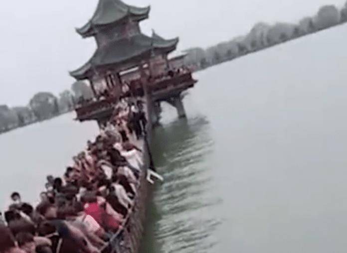 安徽一景区免费，大批游客拥上吊桥，重压之下桥面摇摇欲坠