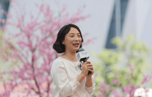 2%股份,如今身价上亿_童文红