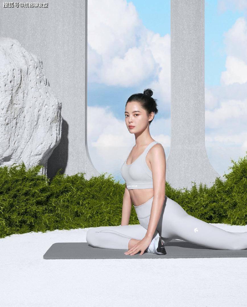 原创辛芷蕾瘦成纸片人牛油果色紧身瑜伽服够吸睛傲人身材令人羡慕