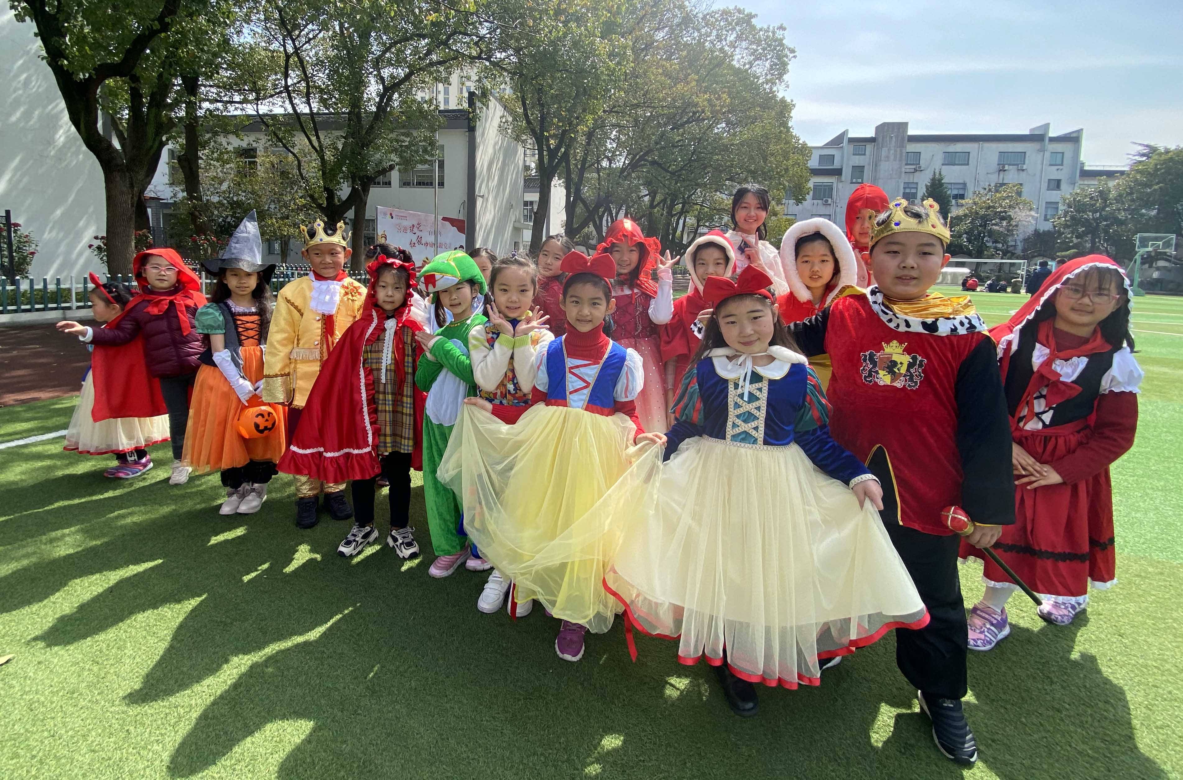 苏州市三元实验小学校:书摊嘉年华义卖活动上的cosplay !