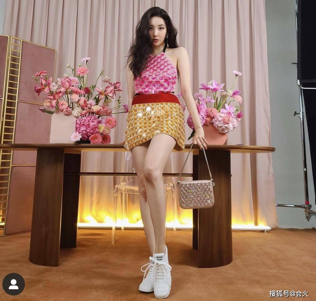 韩 第一腿精 晒辣照 穿肚兜秀性感身材 后背仅有两根带子好辣 宣美