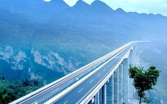 “亚洲第一高墩”，195米桥墩架设峡谷，造价2亿刷新世界纪录