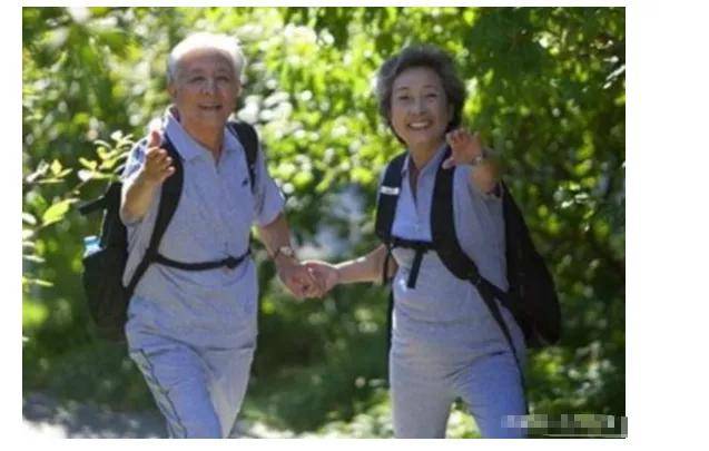 老两口退休后去旅游：引起子女不满，老人霸气花光积蓄和退休金