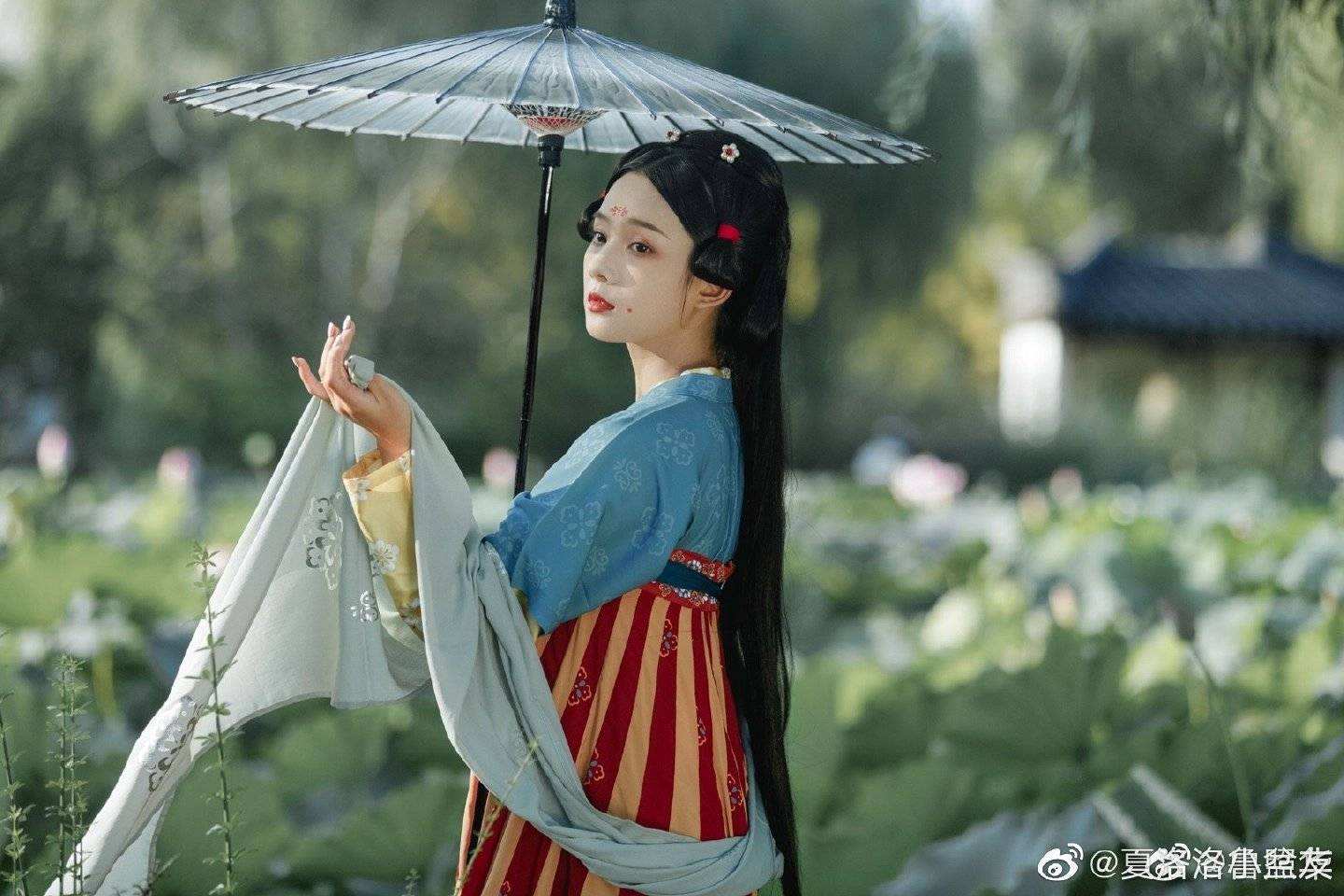 明星汉服齐胸襦裙额花黄演员鲁照华少女感十足最灵动