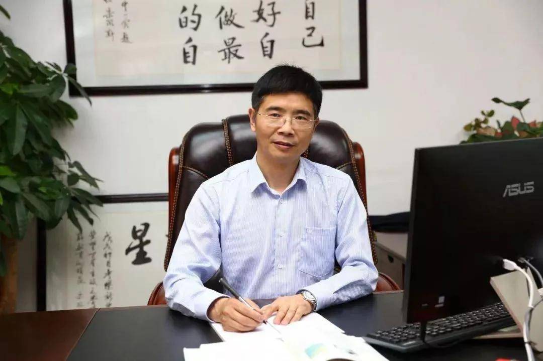 深圳市新安中学(集团)第一实验学校的校长,特级教师袁卫星在中国教育