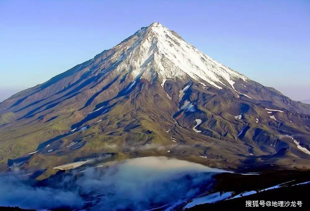 白雪|在皑皑白雪的映衬下，俄罗斯勘察加半岛的火山活动迹象清晰可见