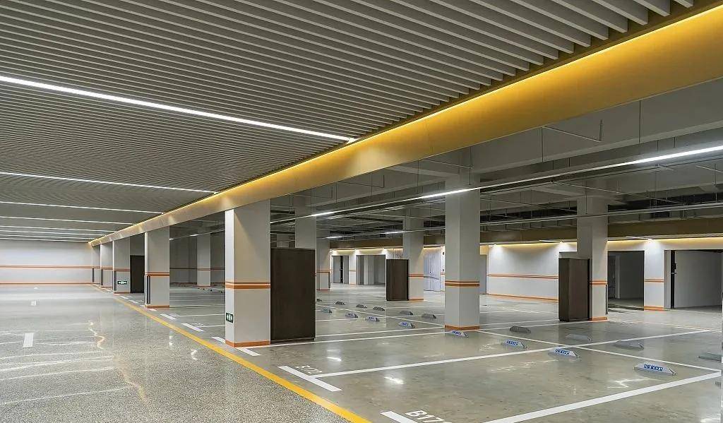 为什么男人开车回到车库要在车里待上一段时间?