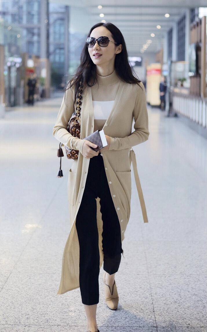 韩雪衣服品味了得!穿针织开衫搭配黑子长裤走机场,简约清爽
