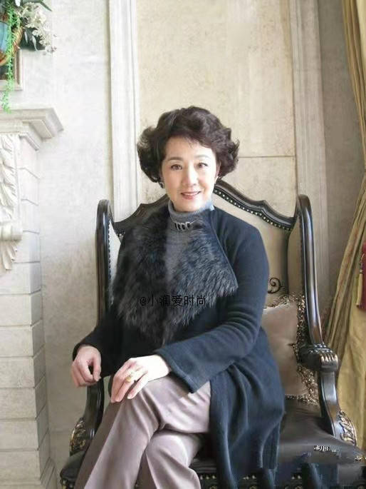 原创樊胜美妈妈扮演者64岁康群智私服穿搭好高贵值得妈妈们学