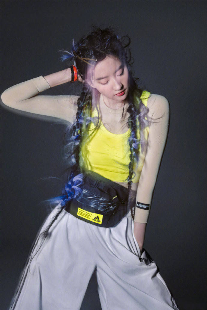 刘亦菲时尚封面,紫色鱼骨辫搭嘻哈风穿搭效果潮酷十足名门泽佳