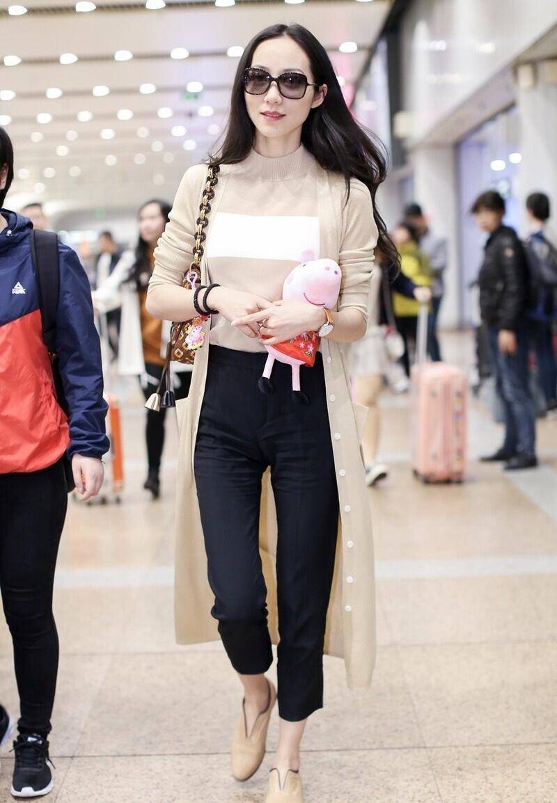 韩雪衣服品味了得!穿针织开衫搭配黑子长裤走机场,简约清爽