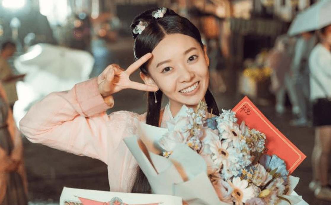 赘婿》里最甜丫鬟,剧外穿彩虹装配泡面头好可爱,比剧中更呆萌_王丽娜