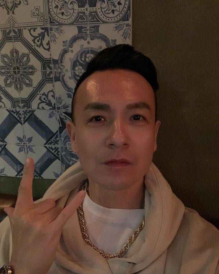 恭喜49岁台湾男星小钟疑终结单身与绯闻女友过年回家见家长