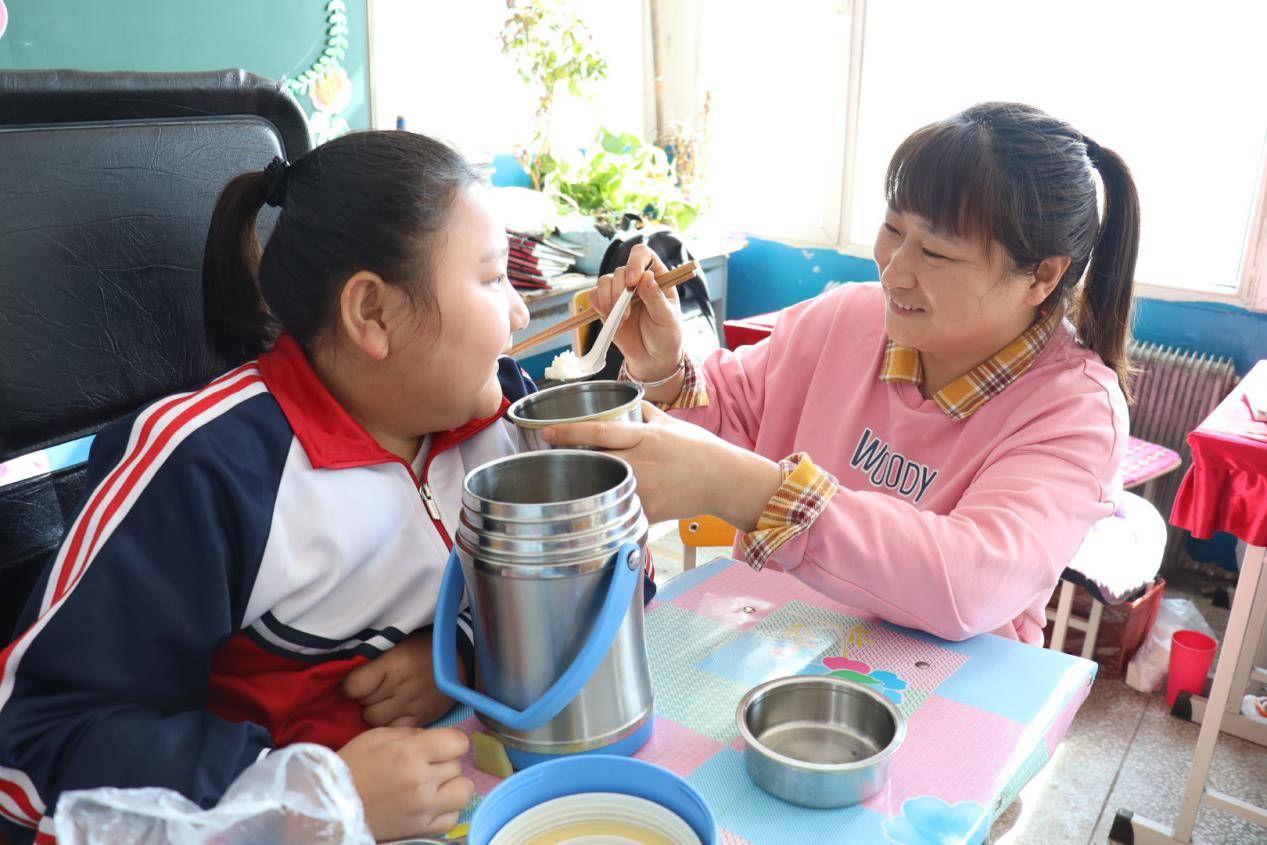 3月11日中午,在明水县第三小学五年级的教室里,笔者见到了这位让人