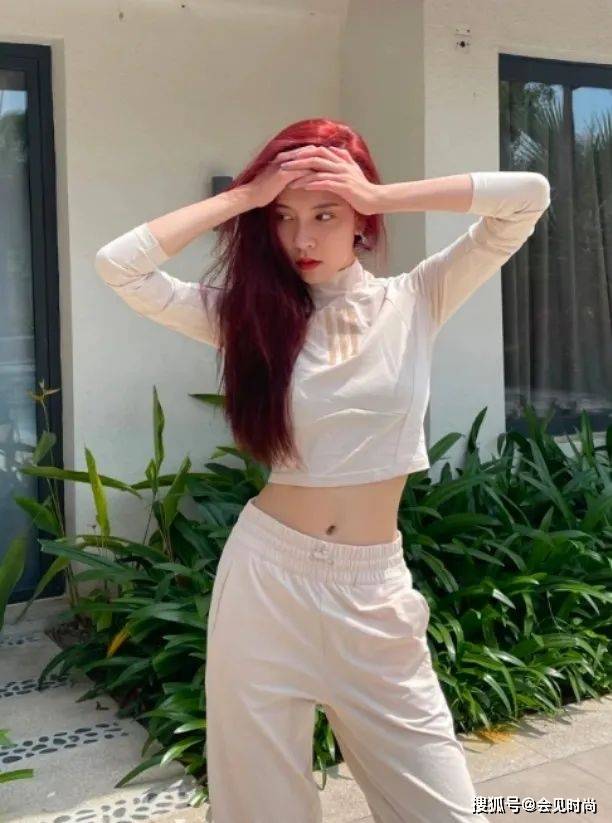 宋妍霏海边度假一头红发真像现实版的人鱼公主