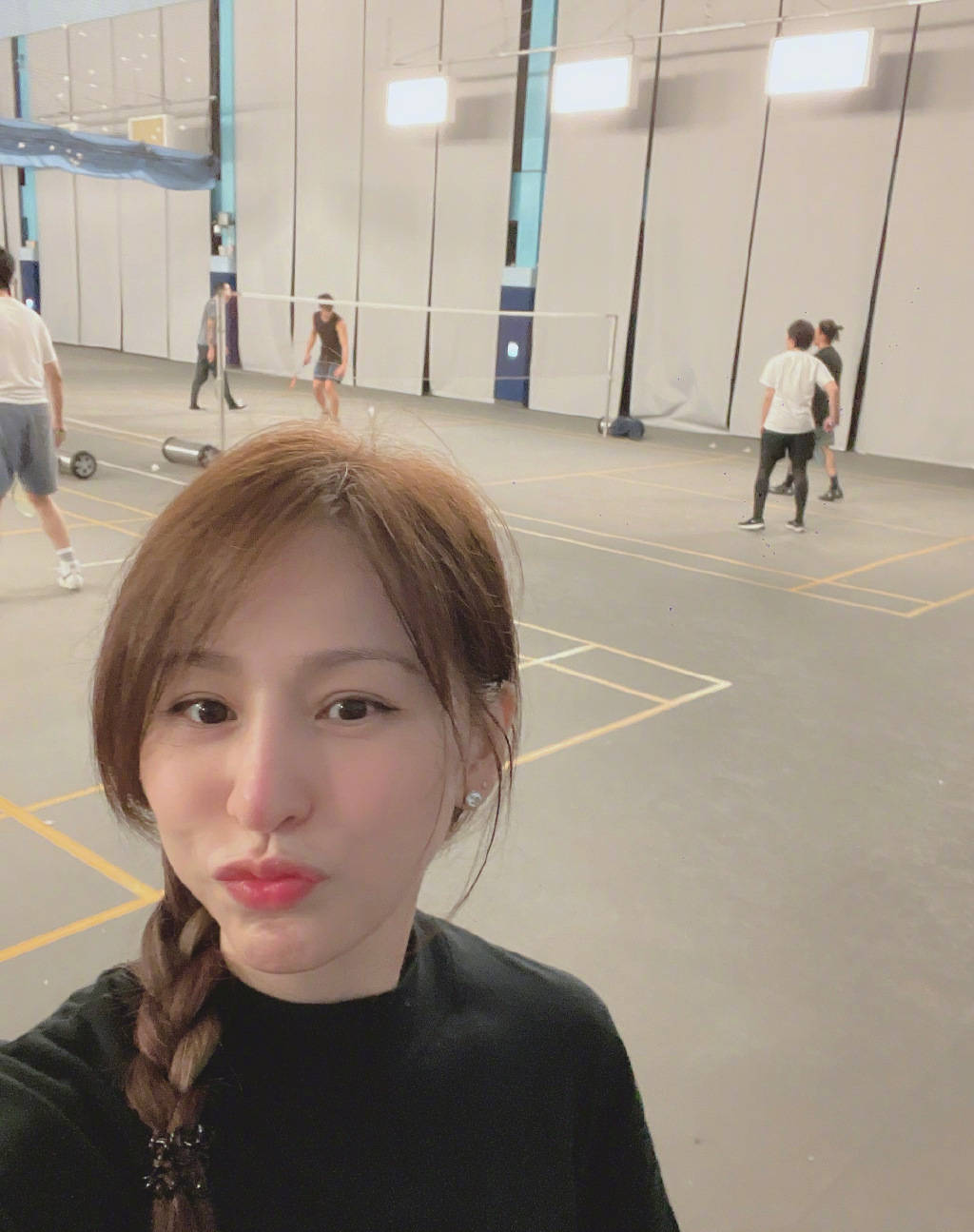 夸张的耳饰能为你的搭配带来一抹亮色,尤其是吊坠造型的,像王心凌这样