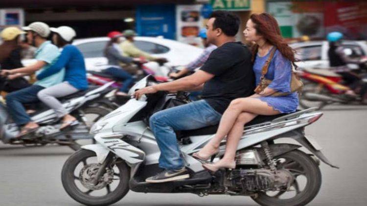 越南美女为何非要侧身坐摩托，而不跨着坐，原来背后还藏有隐情