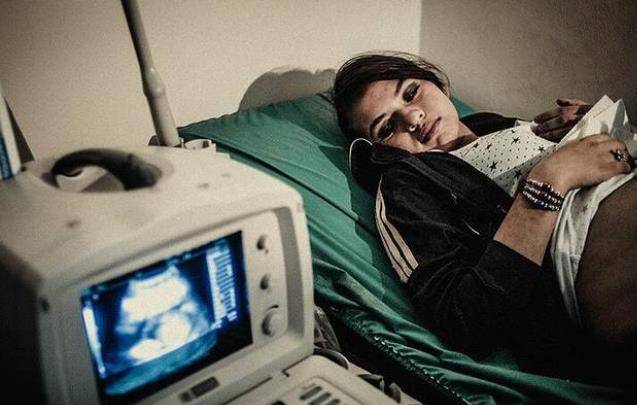 原创女孩肚子疼医生检查一眼看出问题质问女孩你把孩子扔哪了