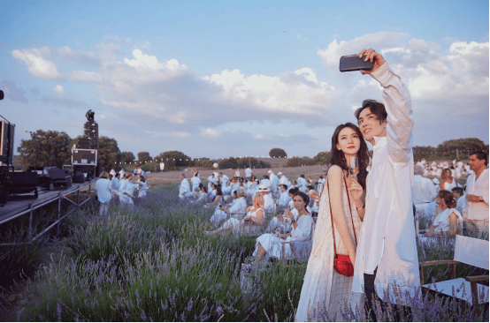 原创戚薇和外国老公太恩爱了穿情侣色更显幸福挺让人羡慕的