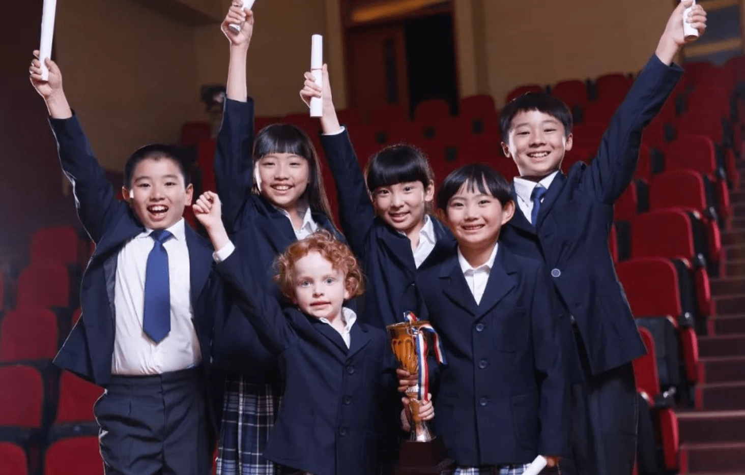 贵族学校的女生穿裙子普通学校的穿裤子差别体现在这三方面